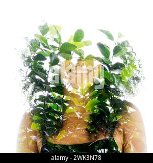 Un ritratto a doppia esposizione di una donna sorridente Unito a foglie verdi Foto Stock