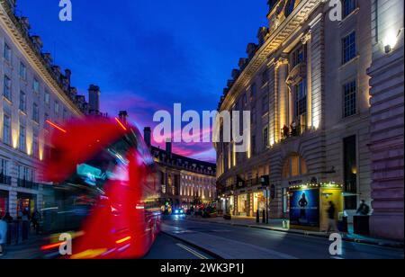 Un autobus sfocato e un tramonto spettacolare su Regent Street, nel centro di Londra Foto Stock