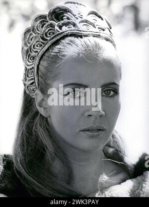 Ritratto dell'attrice finlandese CARITA come Salina nel ruolo principale della REGINA VICHINGA 1967 regista DON CHAFFEY Original Story JOHN TEMPLE-SMITH Costume Design JOHN FURNISS Music PHILIP MARTELL A Hammer Film Production / Warner-Pathe Foto Stock