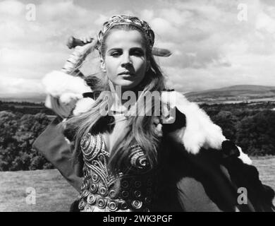 Ritratto dell'attrice finlandese CARITA come Salina nel ruolo principale della REGINA VICHINGA 1967 regista DON CHAFFEY Original Story JOHN TEMPLE-SMITH Costume Design JOHN FURNISS Music PHILIP MARTELL A Hammer Film Production / Warner-Pathe Foto Stock