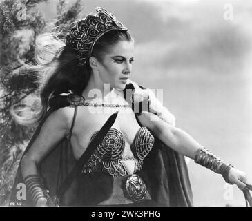 Ritratto dell'attrice finlandese CARITA come Salina nel ruolo principale della REGINA VICHINGA 1967 regista DON CHAFFEY Original Story JOHN TEMPLE-SMITH Costume Design JOHN FURNISS Music PHILIP MARTELL A Hammer Film Production / Warner-Pathe Foto Stock