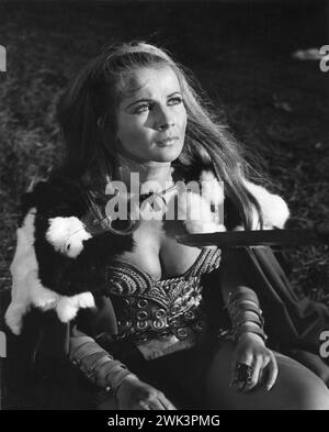 Ritratto dell'attrice finlandese CARITA come Salina nel ruolo principale della REGINA VICHINGA 1967 regista DON CHAFFEY Original Story JOHN TEMPLE-SMITH Costume Design JOHN FURNISS Music PHILIP MARTELL A Hammer Film Production / Warner-Pathe Foto Stock