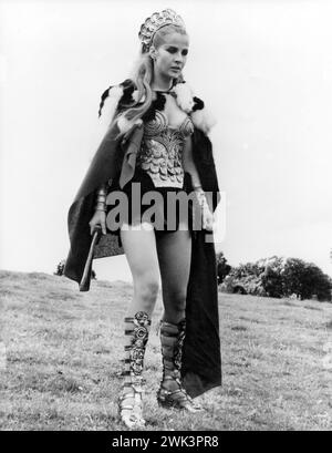 Ritratto dell'attrice finlandese CARITA come Salina nel ruolo principale della REGINA VICHINGA 1967 regista DON CHAFFEY Original Story JOHN TEMPLE-SMITH Costume Design JOHN FURNISS Music PHILIP MARTELL A Hammer Film Production / Warner-Pathe Foto Stock