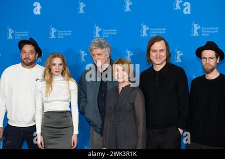 Ronald Zehrfeld, Lilith Stangenberg, Matthias Glasner, Corinna Harfouch, Lars Eidinger und Robert Gwisdek beim Photocall zum Kinofilm Sterben / Dying auf der Berlinale 2024 / 74. Internationale Filmfestspiele Berlin im Hotel Grand Hyatt. Berlino, 18.02.2024 *** Ronald Zehrfeld, Lilith Stangenberg, Matthias Glasner, Corinna Harfouch, Lars Eidinger e Robert Gwisdek al photocall per il film Dying Dying al Berlinale 2024 74 Berlin International Film Festival all'Hotel Grand Hyatt Berlin, 18 02 2024 foto:XC.xNiehausx/xFuturexImagex sterben 4201 Foto Stock