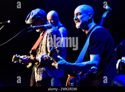 Yarm, Regno Unito. 17 febbraio 2024. La band folk rock Lindisfarne si è esibita per tutto il pubblico con una straordinaria performance del loro catalogo di canzoni di fama mondiale, portando il loro tour Magic in the Air UK al Princess Alexandra Auditorium di Yarm. Crediti: James Hind/Alamy Live News. Foto Stock