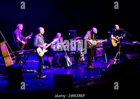 Yarm, Regno Unito. 17 febbraio 2024. La band folk rock Lindisfarne si è esibita per tutto il pubblico con una straordinaria performance del loro catalogo di canzoni di fama mondiale, portando il loro tour Magic in the Air UK al Princess Alexandra Auditorium di Yarm. Crediti: James Hind/Alamy Live News. Foto Stock