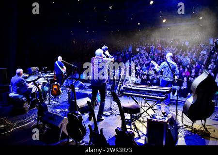 Yarm, Regno Unito. 17 febbraio 2024. La band folk rock Lindisfarne si è esibita per tutto il pubblico con una straordinaria performance del loro catalogo di canzoni di fama mondiale, portando il loro tour Magic in the Air UK al Princess Alexandra Auditorium di Yarm. Crediti: James Hind/Alamy Live News. Foto Stock