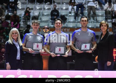 premio per squadre arbitri dopo Frecciarossa Final Four Coppa Italia femminile - finale tra Umana Reyer Venezia femminile e Famila Wuber Schio Basket femminile al PalaAlpitour di Torino durante Frecciarossa FinalEight 2024 - finale - Umana Reyer Venezia vs Famila Weber Schio, partita di Coppa Italia femminile di pallacanestro a Torino, Italia, 18 febbraio 2024 Foto Stock