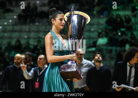 Trofeo di Frecciarossa Final Four Coppa Italia femminile - finale tra Umana Reyer Venezia femminile e Famila Wuber Schio Basket femminile al PalaAlpitour di Torino durante Frecciarossa FinalEight 2024 - finale - Umana Reyer Venezia vs Famila Weber Schio, partita di Coppa Italia femminile di pallacanestro a Torino, 18 febbraio 2024 Foto Stock