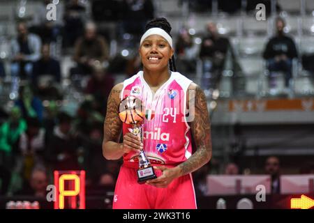 Robyn Parks della Famila Basket è mvp della Frecciarossa Final Four Italian Women's Cup - finale tra Umana Reyer Venezia femminile e Famila Wuber Schio Basket femminile al PalaAlpitour di Torino durante la Frecciarossa FinalEight 2024 - finale - Umana Reyer Venezia vs Famila Weber Schio, partita di Coppa Italia femminile di pallacanestro a Torino, 18 febbraio 2024 Foto Stock