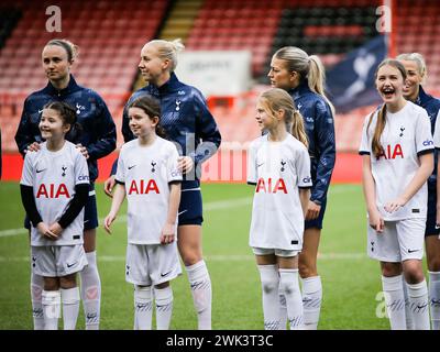 Londra, Regno Unito. 18 febbraio 2024. Londra, Inghilterra, 18 febbraio 2024: Giocatori del Tottenham Hotspur con le mascotte davanti alla partita della Barclays fa Womens Super League tra il Tottenham Hotspur e l'Aston Villa al Gaughan Group Stadium (Brisbane Road) a Londra, Inghilterra. (Jay Patel/SPP) credito: SPP Sport Press Photo. /Alamy Live News Foto Stock