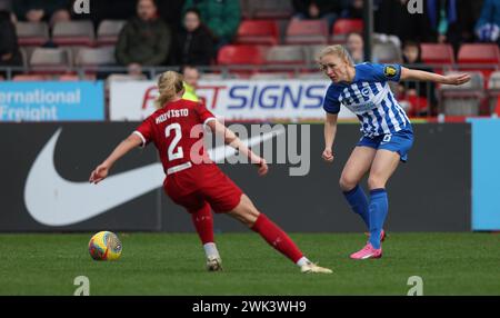 Crawley, Regno Unito. 18 febbraio 2024. Pauline Bremer di Brighton affronta Emma Koivisto di Liverpool durante il Barclays Women's Super League match tra Brighton & Hove Albion e Liverpool al Broadfield Stadium di Crawley. Crediti: James Boardman/Alamy Live News Foto Stock