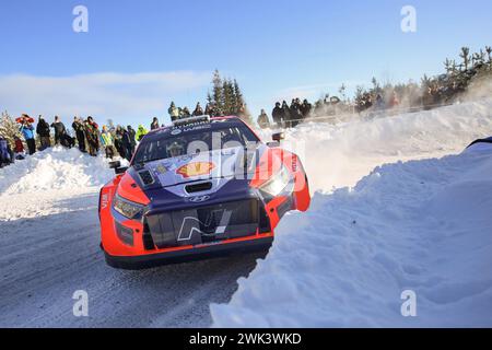 Umea, Svezia. 17 febbraio 2024. Il pilota Ott Tanak e il co-pilota Martin Jarveoja della Hyundai Shell Mobis World Rally Team guidano la Hyundaii20 N Rally1 Hybrid gareggiano durante il FIA World Rally Championship 2024. Credito: SOPA Images Limited/Alamy Live News Foto Stock