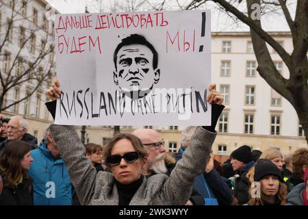 Berlin, Solidaritätskundgebung GER, Berlin,20240218, Demo , Demonstration für Alexej Nawalny, Rechtsanwalt der in Russland umgebracht worden ist, oppositioneller dissident, demokratischer politiker, Blogger Dokumentarfilmer und Gegner von Wladimir Putin, vor der russischen Botschaft, unter den Linden **** Berlin 20240218 avvocato che è stato ucciso in Russia, dissidente dell'opposizione, politico democratico, blogger, documentarista e avversario di Vladimir Putin, di fronte all'ambasciata russa, Unter den Linden Foto Stock