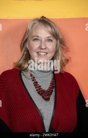 Burbank, Stati Uniti. 17 febbraio 2024. La regista Jennifer Taylor partecipa alla grande apertura dello spettacolo "Lovers and Other Strangers" al Taylor Studio, Los Angeles, CA, 17 febbraio 2024 Credit: Eugene Powers/Alamy Live News Foto Stock