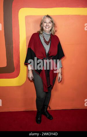 Burbank, Stati Uniti. 17 febbraio 2024. La regista Jennifer Taylor partecipa alla grande apertura dello spettacolo "Lovers and Other Strangers" al Taylor Studio, Los Angeles, CA, 17 febbraio 2024 Credit: Eugene Powers/Alamy Live News Foto Stock