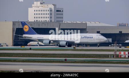 D-ABYD Lufthansa Boeing 747-830 Meclemburgo-Vorpommern am Los Angeles International Airport LAX / KLAX Los Angeles, Kalifornien, USA, Vereinigte Staaten von Amerika, 17.02.2024 *** D ABYD Lufthansa Boeing 747 830 Mecklenburg Vorpommern at Los Angeles International Airport LAX KLAX Los Angeles, California, Stati Uniti d'America, 17 02 2024 Foto Stock