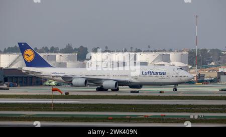 D-ABYD Lufthansa Boeing 747-830 Meclemburgo-Vorpommern am Los Angeles International Airport LAX / KLAX Los Angeles, Kalifornien, USA, Vereinigte Staaten von Amerika, 17.02.2024 *** D ABYD Lufthansa Boeing 747 830 Mecklenburg Vorpommern at Los Angeles International Airport LAX KLAX Los Angeles, California, Stati Uniti d'America, 17 02 2024 Foto Stock