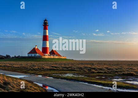 Faro di Westerheversand sul Mare del Nord, punto di riferimento della penisola di Eiderstedt in Germania. Foto Stock