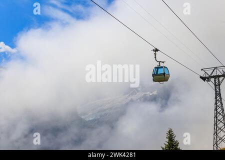 Grindelwald, Svizzera - 6 agosto 2022: Funivia sopraelevata per la prima montagna, Grindelwald, Svizzera Foto Stock