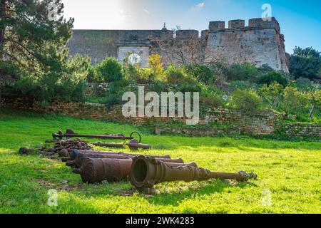 Vista panoramica dal famoso castello di Pylos o Niokastro nella città di Pylos, Navarino, Messinia, Grecia. Foto Stock