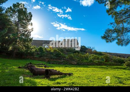 Vista panoramica dal famoso castello di Pylos o Niokastro nella città di Pylos, Navarino, Messinia, Grecia. Foto Stock