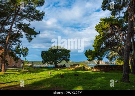 Vista panoramica dal famoso castello di Pylos o Niokastro nella città di Pylos, Navarino, Messinia, Grecia. Foto Stock