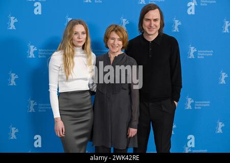 Lilith Stangenberg, Corinna Harfouch und Lars Eidinger beim Photocall zum Kinofilm Sterben / Dying auf der Berlinale 2024 / 74. Internationale Filmfestspiele Berlin im Hotel Grand Hyatt. Berlino, 18.02.2024 *** Lilith Stangenberg, Corinna Harfouch e Lars Eidinger al photocall per il film Sterben Dying al Berlinale 2024 74 Berlin International Film Festival all'Hotel Grand Hyatt Berlin, 18 02 2024 foto:XF.xKernx/xFuturexImagex sterben 4220 Foto Stock