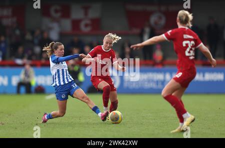 Crawley, Regno Unito. 18 febbraio 2024. Il Brighton's Tatiana Pinto sfida Emma Koivisto del Liverpool durante il Barclays Women's Super League match tra Brighton & Hove Albion e Liverpool al Broadfield Stadium di Crawley. Crediti: James Boardman/Alamy Live News Foto Stock