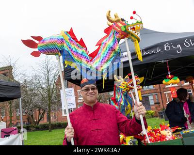 Domenica 18 febbraio; Warrington, Cheshire, Inghilterra. Warrington Town ha celebrato il capodanno cinese con il loro Festival del capodanno lunare 2024. Hongjun Laozu, un antico monaco taoista, è colui che ha catturato il Nian. Il 2024 è l'anno del Drago. Crediti: John Hopkins/Alamy Live News Foto Stock