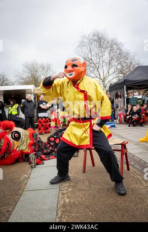 Domenica 18 febbraio; Warrington, Cheshire, Inghilterra. Warrington Town ha celebrato il capodanno cinese con il loro Festival del capodanno lunare 2024. Hongjun Laozu, un antico monaco taoista, è colui che ha catturato il Nian. Il 2024 è l'anno del Drago. Crediti: John Hopkins/Alamy Live News Foto Stock