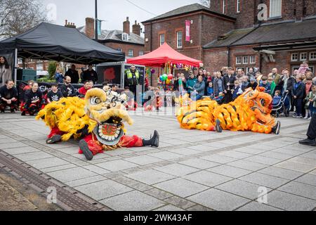 Domenica 18 febbraio; Warrington, Cheshire, Inghilterra. Warrington Town ha celebrato il capodanno cinese con il loro Festival del capodanno lunare 2024. Hongjun Laozu, un antico monaco taoista, è colui che ha catturato il Nian. Il 2024 è l'anno del Drago. Crediti: John Hopkins/Alamy Live News Foto Stock