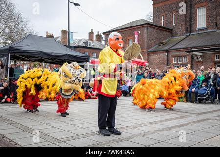 Domenica 18 febbraio; Warrington, Cheshire, Inghilterra. Warrington Town ha celebrato il capodanno cinese con il loro Festival del capodanno lunare 2024. Hongjun Laozu, un antico monaco taoista, è colui che ha catturato il Nian. Il 2024 è l'anno del Drago. Crediti: John Hopkins/Alamy Live News Foto Stock