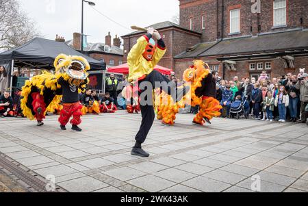 Domenica 18 febbraio; Warrington, Cheshire, Inghilterra. Warrington Town ha celebrato il capodanno cinese con il loro Festival del capodanno lunare 2024. Hongjun Laozu, un antico monaco taoista, è colui che ha catturato il Nian. Il 2024 è l'anno del Drago. Crediti: John Hopkins/Alamy Live News Foto Stock