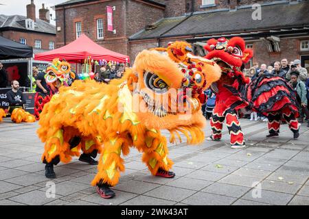 Domenica 18 febbraio; Warrington, Cheshire, Inghilterra. Warrington Town ha celebrato il capodanno cinese con il loro Festival del capodanno lunare 2024. Hongjun Laozu, un antico monaco taoista, è colui che ha catturato il Nian. Il 2024 è l'anno del Drago. Crediti: John Hopkins/Alamy Live News Foto Stock