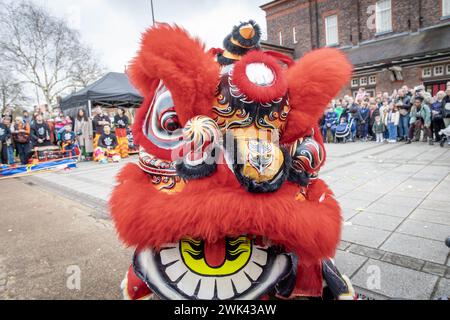 Domenica 18 febbraio; Warrington, Cheshire, Inghilterra. Warrington Town ha celebrato il capodanno cinese con il loro Festival del capodanno lunare 2024. Hongjun Laozu, un antico monaco taoista, è colui che ha catturato il Nian. Il 2024 è l'anno del Drago. Crediti: John Hopkins/Alamy Live News Foto Stock