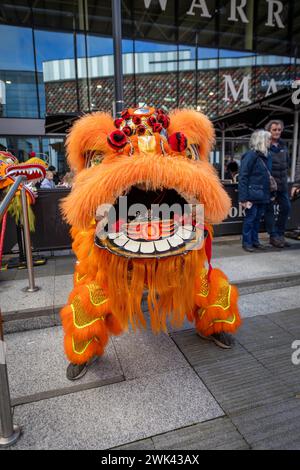 Domenica 18 febbraio; Warrington, Cheshire, Inghilterra. Warrington Town ha celebrato il capodanno cinese con il loro Festival del capodanno lunare 2024. Hongjun Laozu, un antico monaco taoista, è colui che ha catturato il Nian. Il 2024 è l'anno del Drago. Crediti: John Hopkins/Alamy Live News Foto Stock