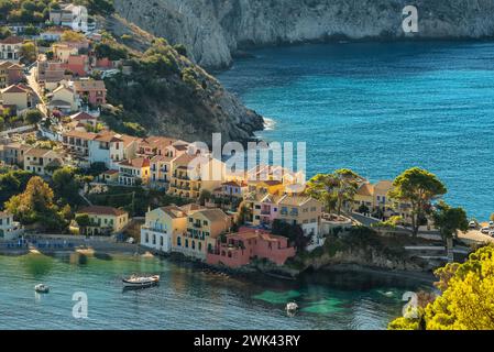 Pittoresca città di Assos sull'isola di Cefalonia, Mar Ionio, Grecia. Foto Stock