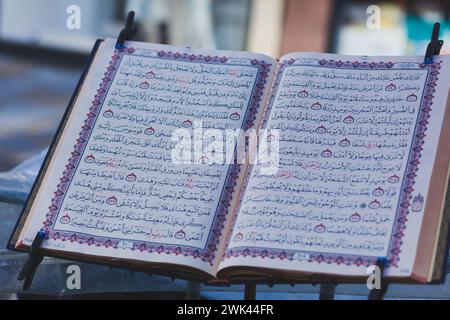 Apri Corano scritto in arabo su uno stand per la gente da leggere Foto Stock