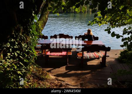 Biergarten, Beauty, una Nationalpark, Bosnien, Bihac, Paradies, una Fluss, Schöner Biergarten am Flussufer im Nationalpark una Foto Stock