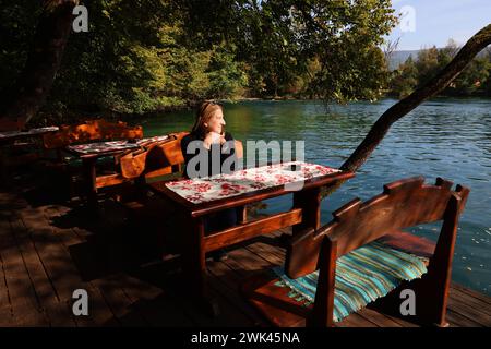 Biergarten, Beauty, una Nationalpark, Bosnien, Bihac, Paradies, una Fluss, Schöner Biergarten am Flussufer im Nationalpark una Foto Stock