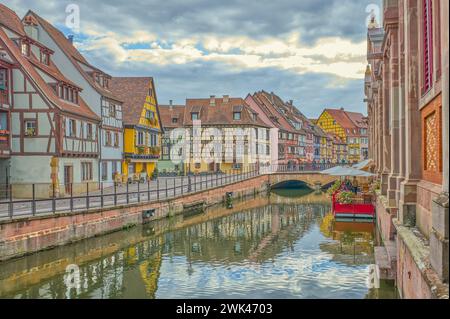 Colmar, Francia - 20 settembre 2022: Quartiere di Little Venice, le antiche case colorate, le ex case dei pescatori, lungo il fiume Lauch Foto Stock