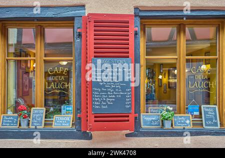 Colmar, Francia - 20 settembre 2022: Quartiere di Little Venice, le finestre di un antico bar ristorante Foto Stock