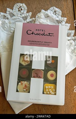 Scatola di tovaglioli in cotone bianco con bordi in pizzo Hotel Chocolat Foto Stock