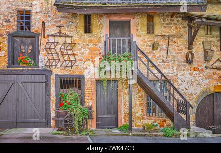 Colmar, Francia - 21 settembre 2022: Il cortile di un granaio medievale nel centro storico Foto Stock