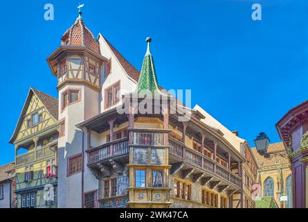 Colmar, Francia - 21 settembre 2022: La casa medievale Pfister con balcone in legno decorato Foto Stock
