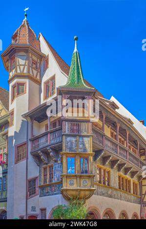 Colmar, Francia - 21 settembre 2022: La casa medievale Pfister con balcone in legno decorato Foto Stock