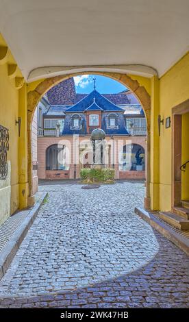 Colmar, Francia - 21 settembre 2022: L'ingresso al luogo di nascita di Auguste Bartholdi con un'opera dello scultore sullo sfondo Foto Stock