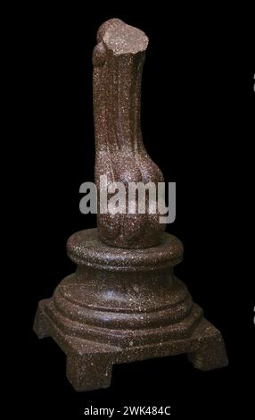 Gamba tavolo. L'artiglio di Lion poggia su una base. Porfido rosso. Fine del IV secolo. Dalla villa romana di Carranque, provincia di Toledo, Spagna. Museo dei consigli e della cultura visigoti. Toledo, Castiglia-la Mancha, Spagna. Foto Stock