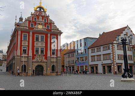 Mercato principale o Hauptmarkt tedesco con bel municipio rosso a Gotha Foto Stock